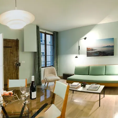 Contemporary Saint Sauveur One Bedroom *